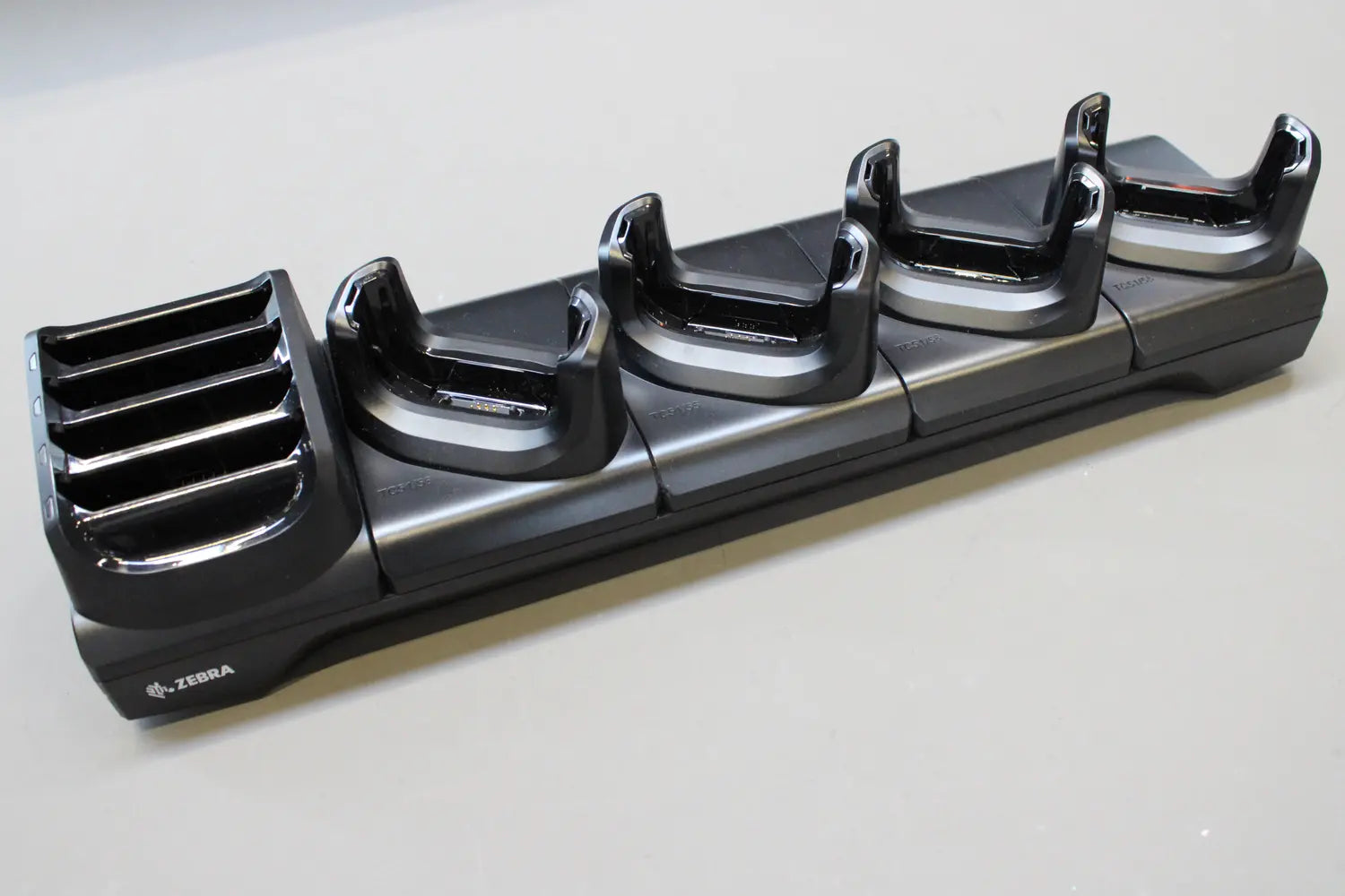 B-Ware Zebra Ladestation Ladegerät Cradle Handheld Batterieladegerät 5 Slot Charge Only - 8596375042919
