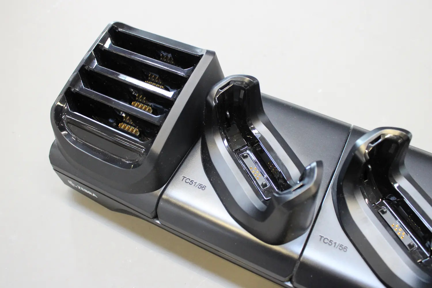 B-Ware Zebra Ladestation Ladegerät Cradle Handheld Batterieladegerät 5 Slot Charge Only - 8596375042919