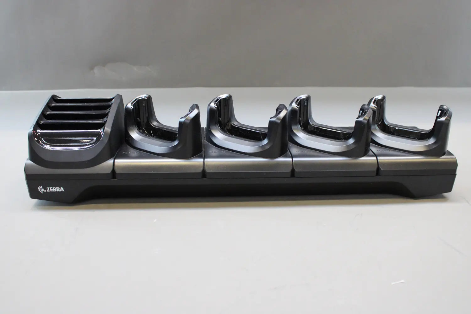 B-Ware Zebra Ladestation Ladegerät Cradle Handheld Batterieladegerät 5 Slot Charge Only - 8596375042919